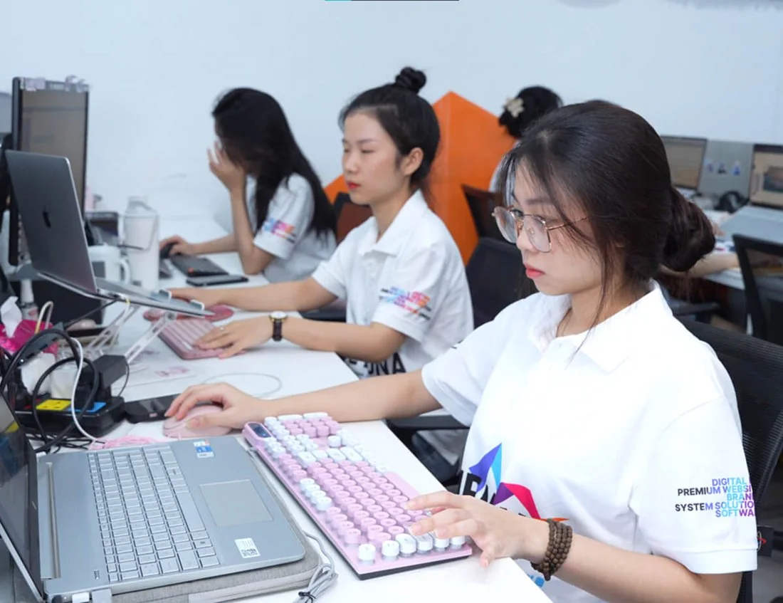 Nhân sự MONA làm việc trên máy tính tại văn phòng
