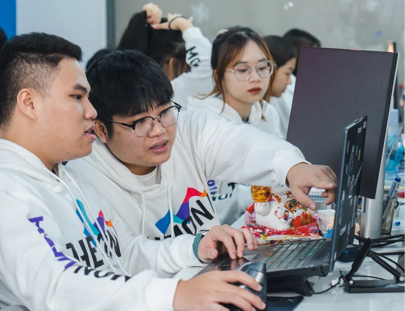Lập trình viên MONA làm việc tại văn phòng
