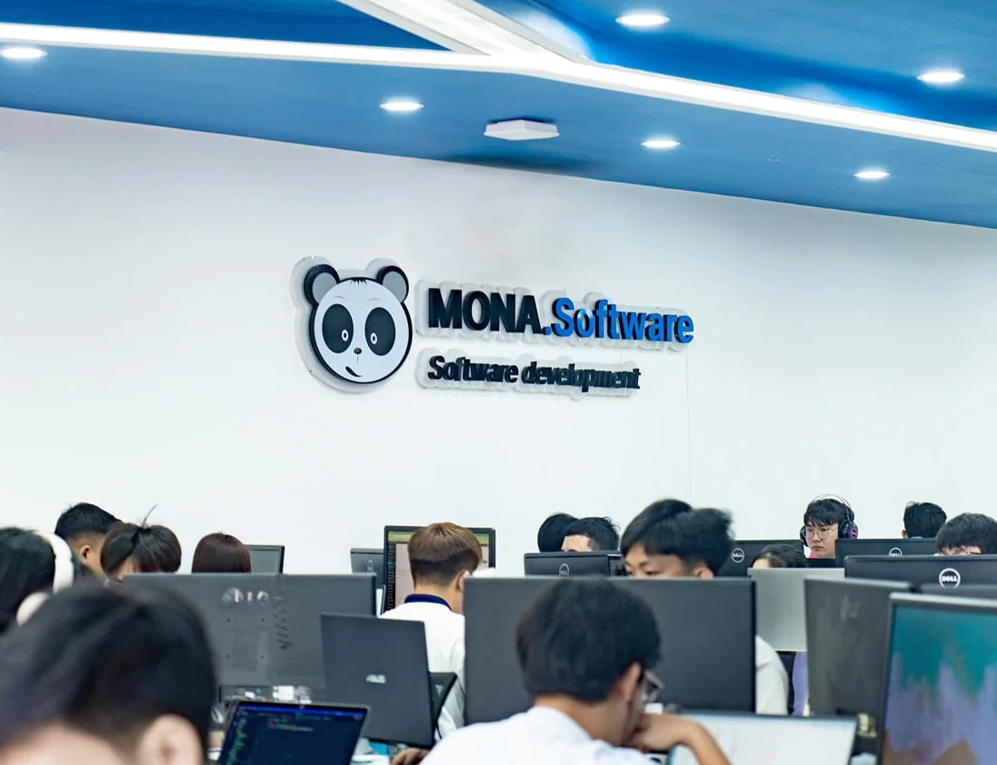 Văn phòng MONA Software với logo gấu trúc MONA Software trên tường