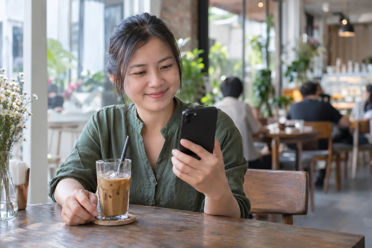 Chủ shop ngồi quán cà phê buổi sáng mỉm cười xem đơn Dê Cười chốt trong đêm