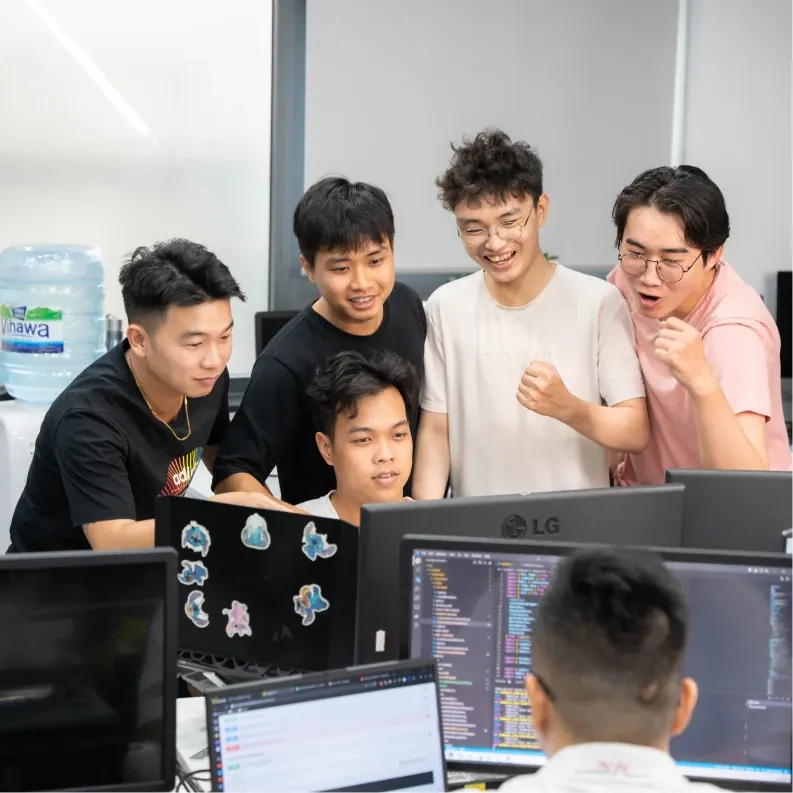Đội lập trình MONA quanh màn hình phần mềm