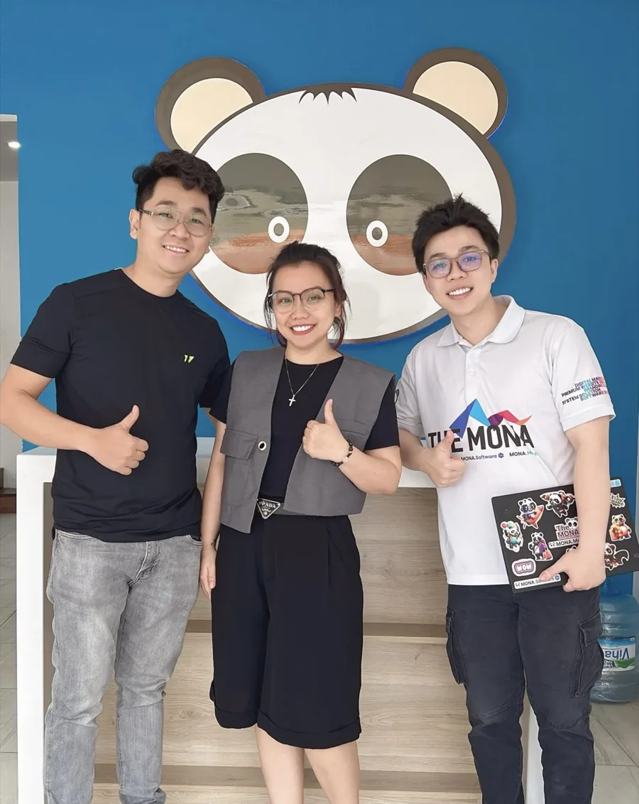 Người MONA chụp cùng mô hình gấu của MONA