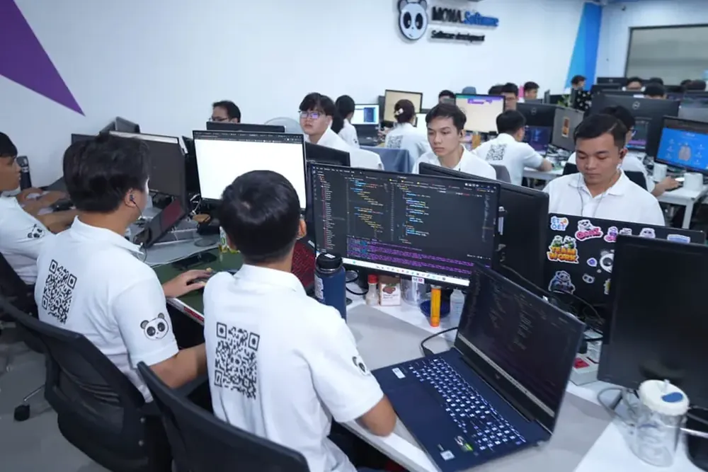 Người MONA làm việc tại văn phòng