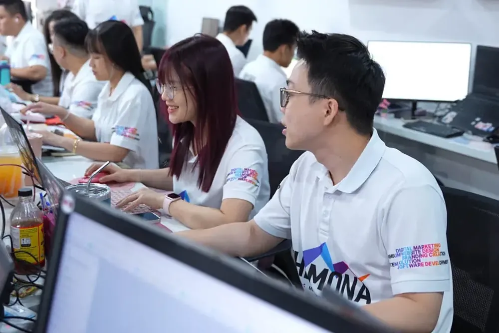 Người MONA trao đổi công việc