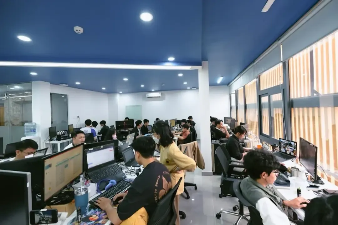 Sàn làm việc của người MONA, mỗi người ngồi trước màn hình của mình