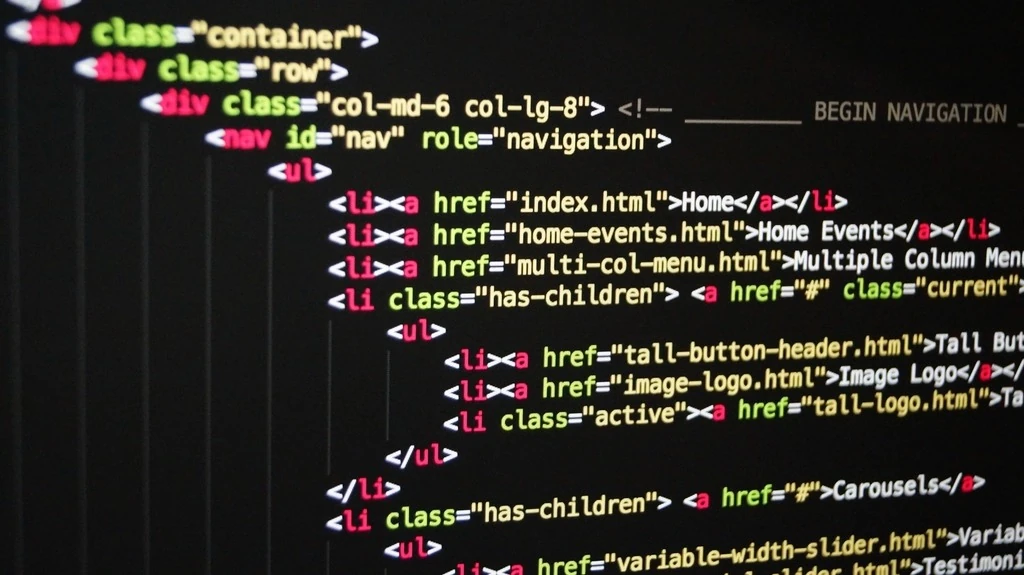 Đoạn mã HTML hiển thị trên màn hình nền tối của lập trình viên