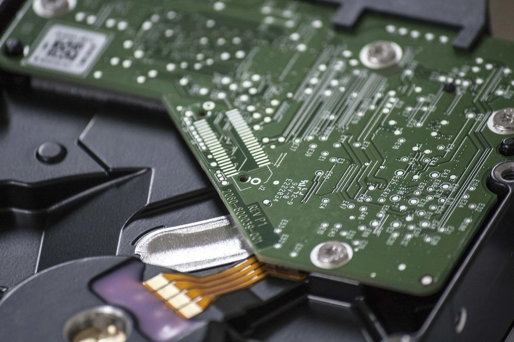 Bo mạch điện tử với chip và linh kiện của thiết bị kết nối