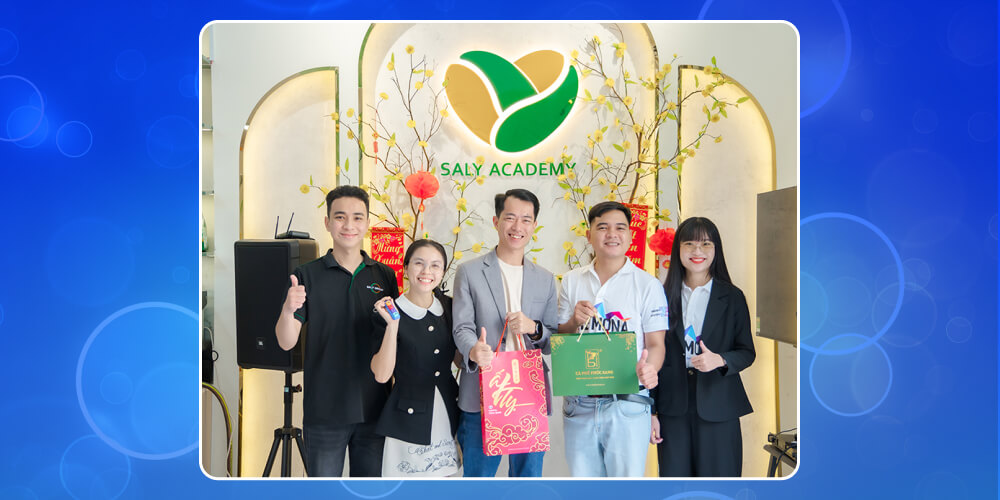 Cách thuyết phục khách hàng mua hàng là giữ kết nối với họ