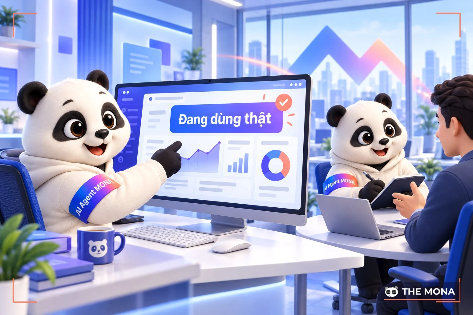 Gấu MONA dùng phần mềm hằng ngày bên cạnh gấu đang ngồi nghe khách hàng